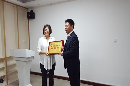 為正睿咨詢頒發(fā)轉(zhuǎn)型升級(jí)航母、業(yè)績(jī)倍增專家的牌匾