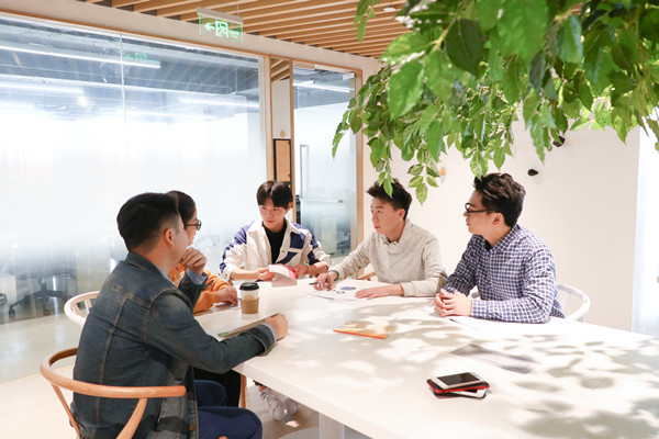 員工培訓(xùn)與發(fā)展：培養(yǎng)人才，提升企業(yè)核心競爭力