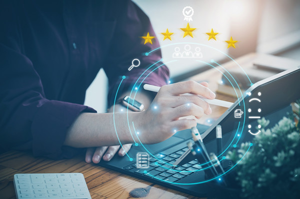 如何根據(jù)行業(yè)和市場狀況進行薪酬調(diào)整？