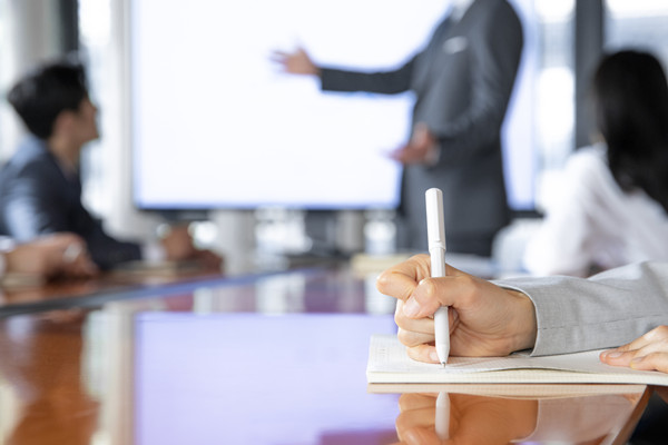 績效輔導(dǎo)：為員工提供指導(dǎo)和支持，促進(jìn)員工發(fā)展