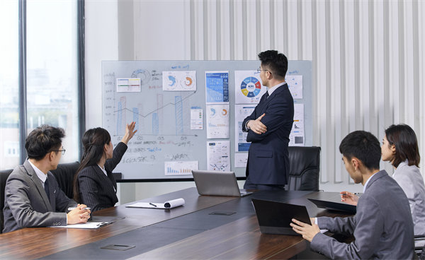 強(qiáng)化集團(tuán)風(fēng)險(xiǎn)防控，確保穩(wěn)健運(yùn)營(yíng)，守護(hù)企業(yè)安全