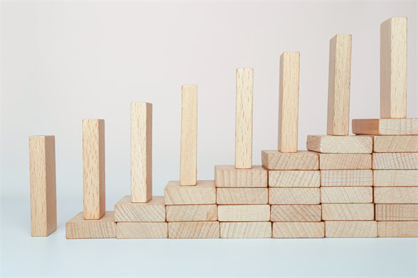 精心制定經(jīng)營(yíng)策略，確保企業(yè)穩(wěn)健發(fā)展，實(shí)現(xiàn)長(zhǎng)期盈利