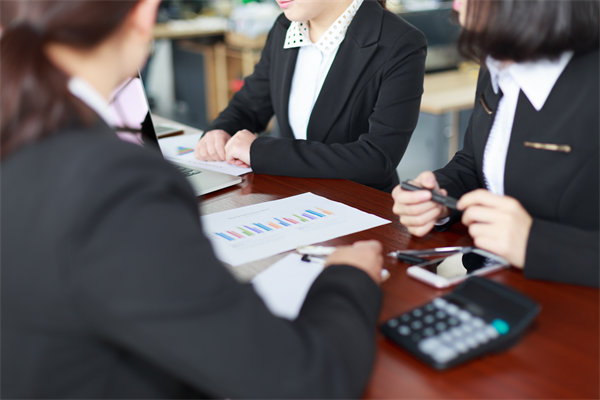 薪酬績效管理中的溝通障礙如何克服，增強(qiáng)員工信任感？
