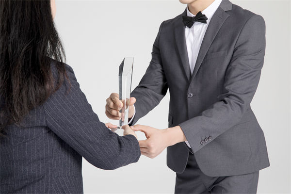 績(jī)效管理中，如何激勵(lì)優(yōu)秀員工，又幫助其提升？
